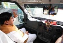 मुख्यमंत्री डॉ. यादव बस में जनप्रतिनिधियों और अधिकारियों के साथ पहुंचे उज्जैन