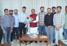मुख्यमंत्री विष्णुदेव साय ने यूपीएससी प्रारंभिक परीक्षा में सफल ट्राइबल यूथ हॉस्टल के विद्यार्थियों से की मुलाकात