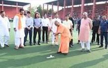गोरखपुर में सीएम योगी ने दागे हॉकी में दो गोल, हजार करोड़ की परियोजनाओं का किया लोकार्पण