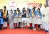 मुख्यमंत्री ने स्कूली छात्राओं को वितरित कीं महापुरुषों के जीवन पर आधारित पुस्तकें एवं कॉपियां
