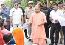 जनता दर्शन में सीएम योगी ने सुनीं 200 फरियादें, अधिकारियों को दिए त्वरित समाधान के निर्देश