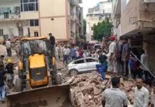 सत्य निकेतन इमारत हादसा: मालिक के खिलाफ FIR, CM रेखा गुप्ता ने मौके पर पहुंचकर लिया जायजा