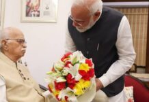 25 साल का सफर पूरा होने पर आडवाणी से मिले PM मोदी, लिया आशीर्वाद